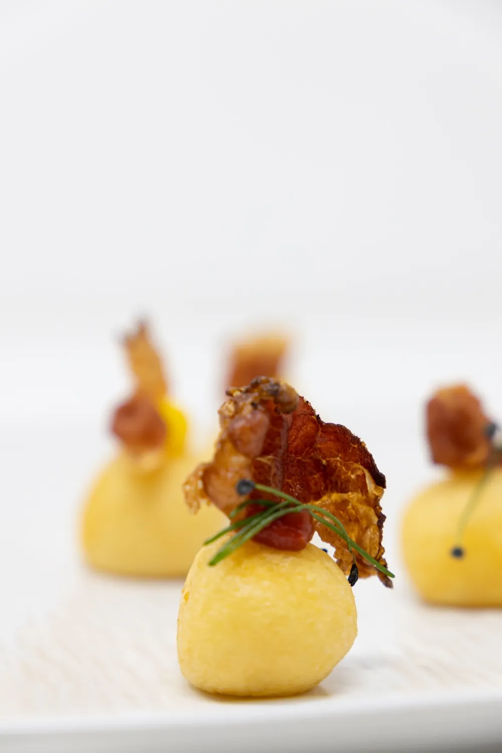 Bowl alla carbonara con gel di tuorlo e guanciale croccante 5 1